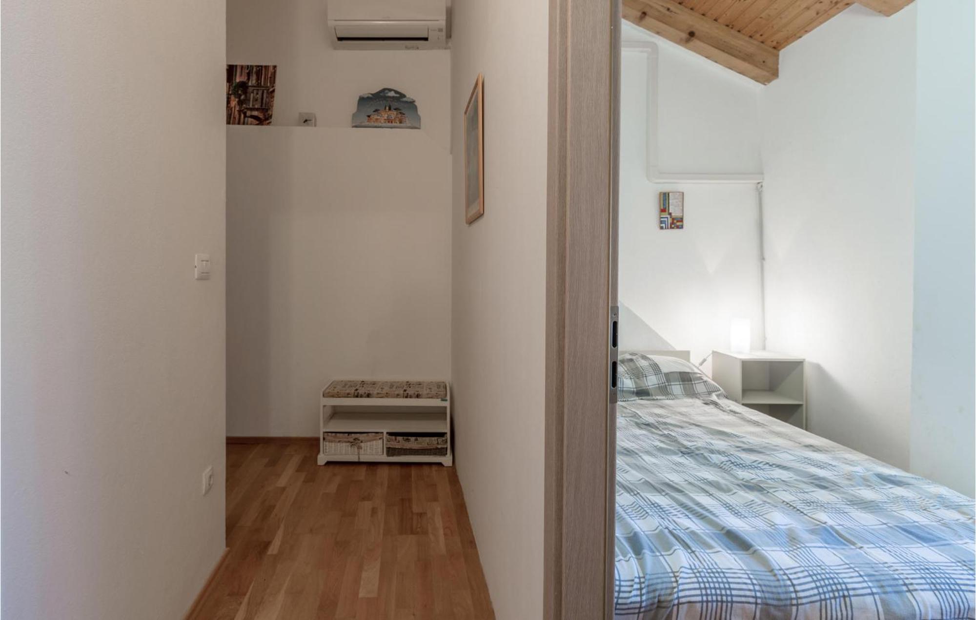 2 Bedroom Stunning Home In Bale Exteriér fotografie