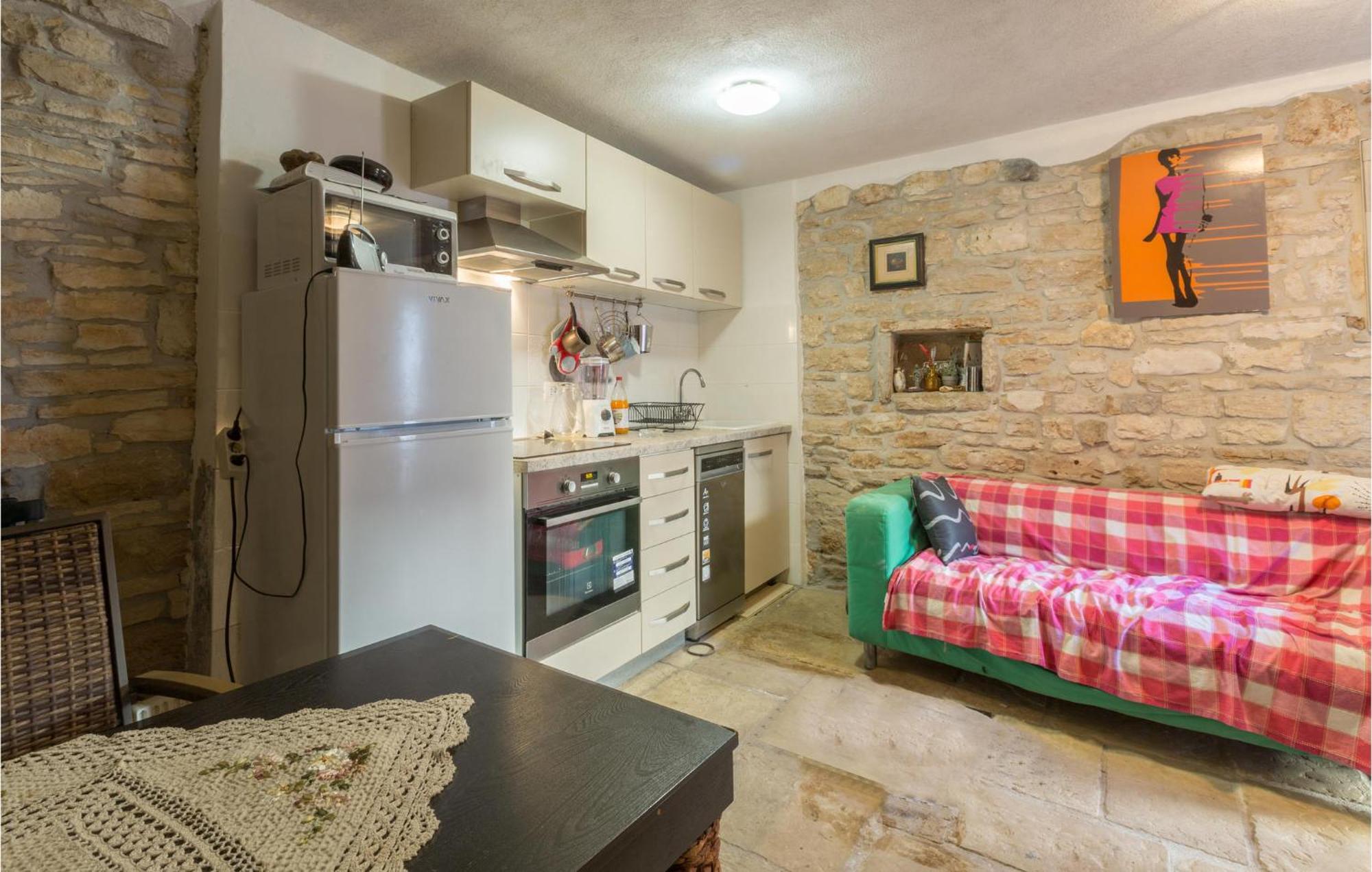 2 Bedroom Stunning Home In Bale Exteriér fotografie